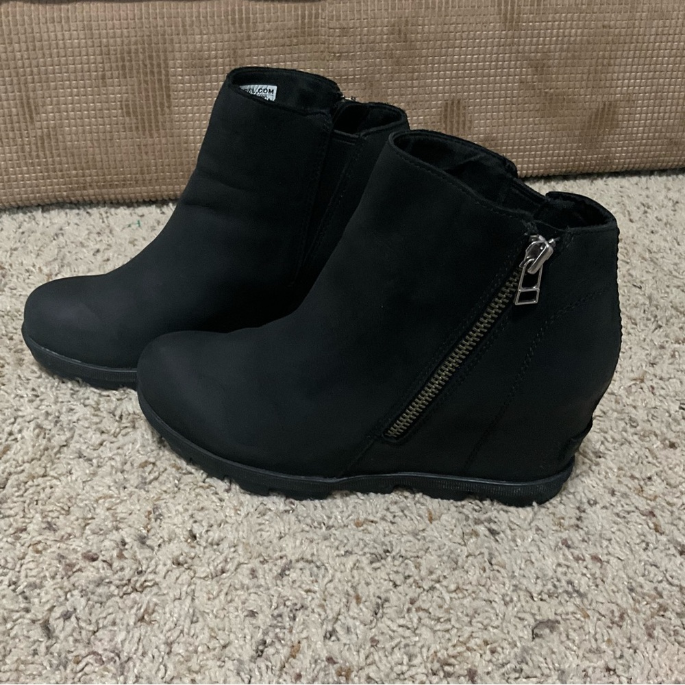 Sleek Black Wedge Ankle Boots with Zipper - Picture 3 of 12